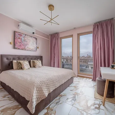 Modern Family Duplex Artilerijas With Free Underground Parking アパート